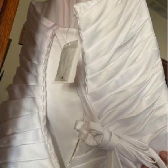 Beautiful corset wedding gown - Picture 2 of 4